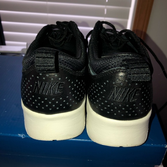 Ladies Nike good walking shoe - Picture 3 of 3